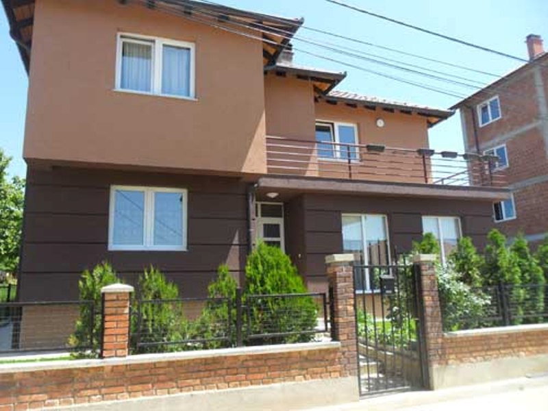 Shitet Shtepia 2 katshe me sipërfaqe 200m2, në lagjen Mati 1